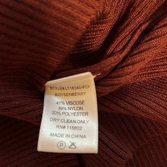 HP!! 🎉NWT Cut out mock neck sweater - Picture 4 of 4